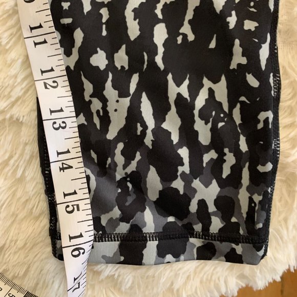 SOLD❗️Z by Zella Grey Animal Print Active Leggings Capri Small - Picture 8 of 8